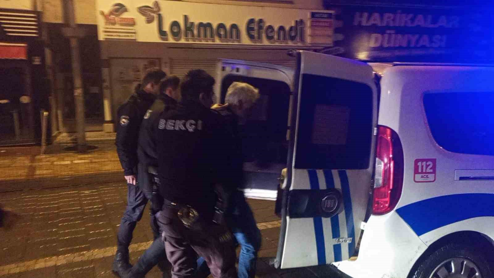 Polis alkoll&uuml; s&uuml;r&uuml;c&uuml;y&uuml; aracın &uuml;zerine atlayarak durdurdu
