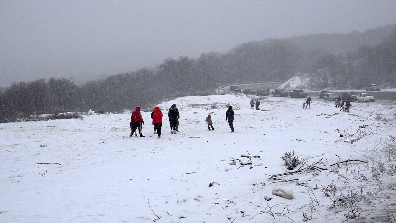 Kırklareli&rsquo;nin y&uuml;ksek kesimlerinde kar yağışı etkili oluyor
