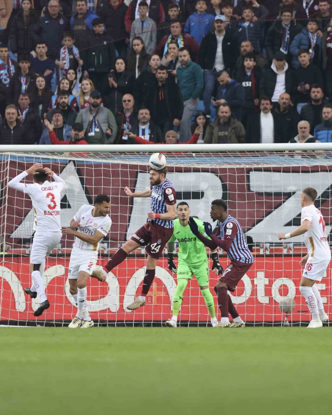 Trendyol Süper Lig: Trabzonspor: 1 - Antalyaspor:0 (İlk yarı)