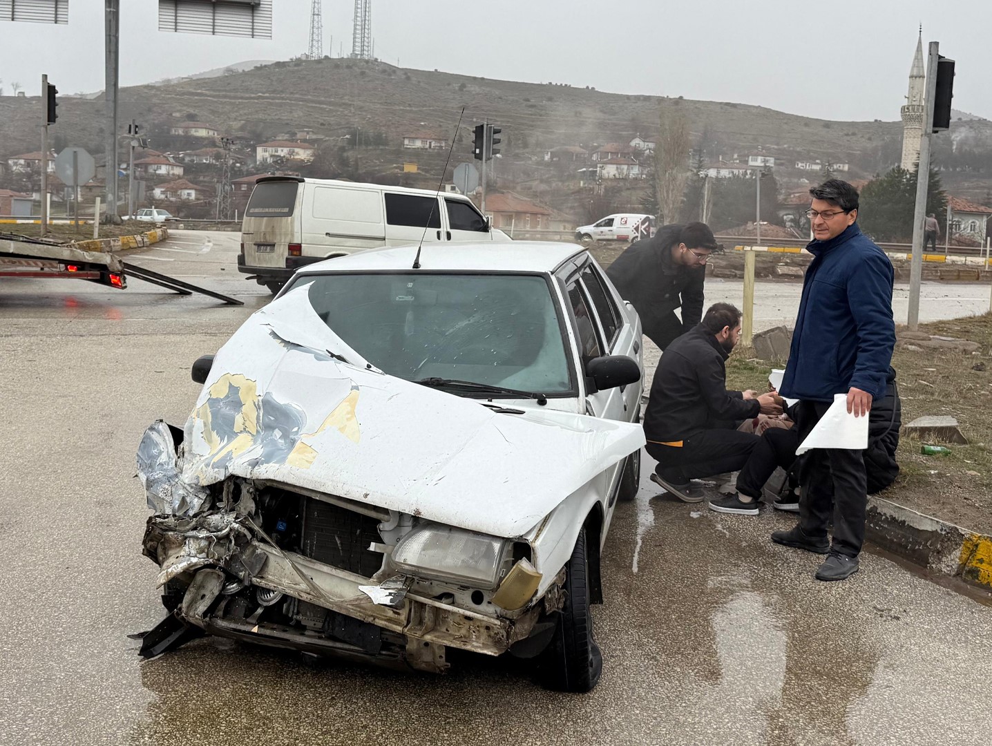 Kırıkkale&rsquo;de minib&uuml;s ile otomobil &ccedil;arpıştı: 3 yaralı
