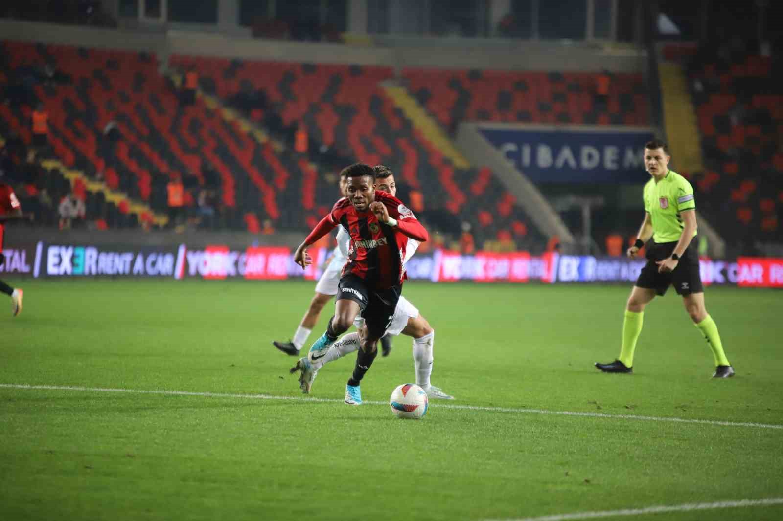 Trendyol Süper Lig: Gaziantep FK: 1 - Adana Demirspor: 0 (Maç devam ediyor)