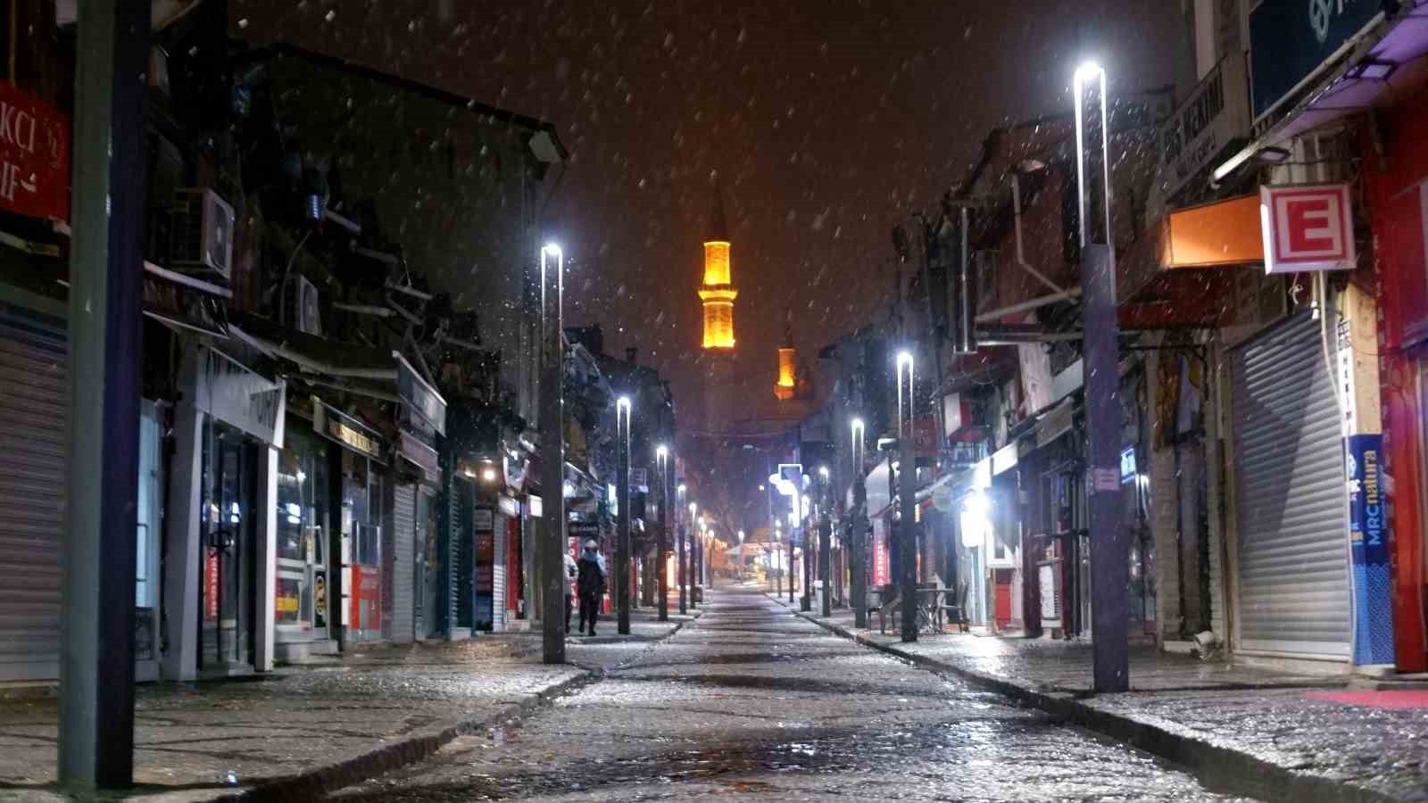 Edirne’de lapa lapa yağan kar, kartpostallık görüntüler oluşturdu
