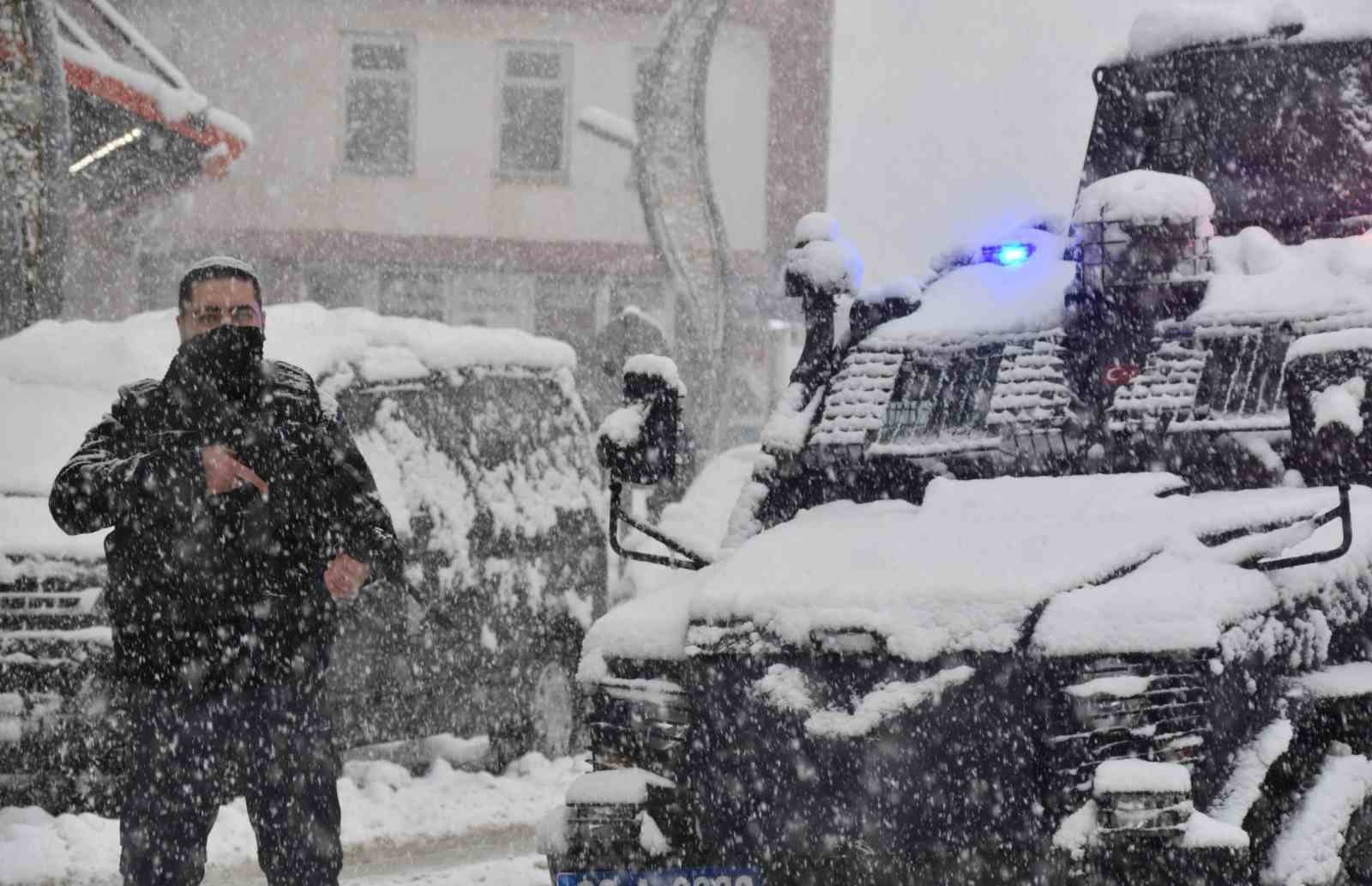 Hakkari polisi kar kış demeden görev başında