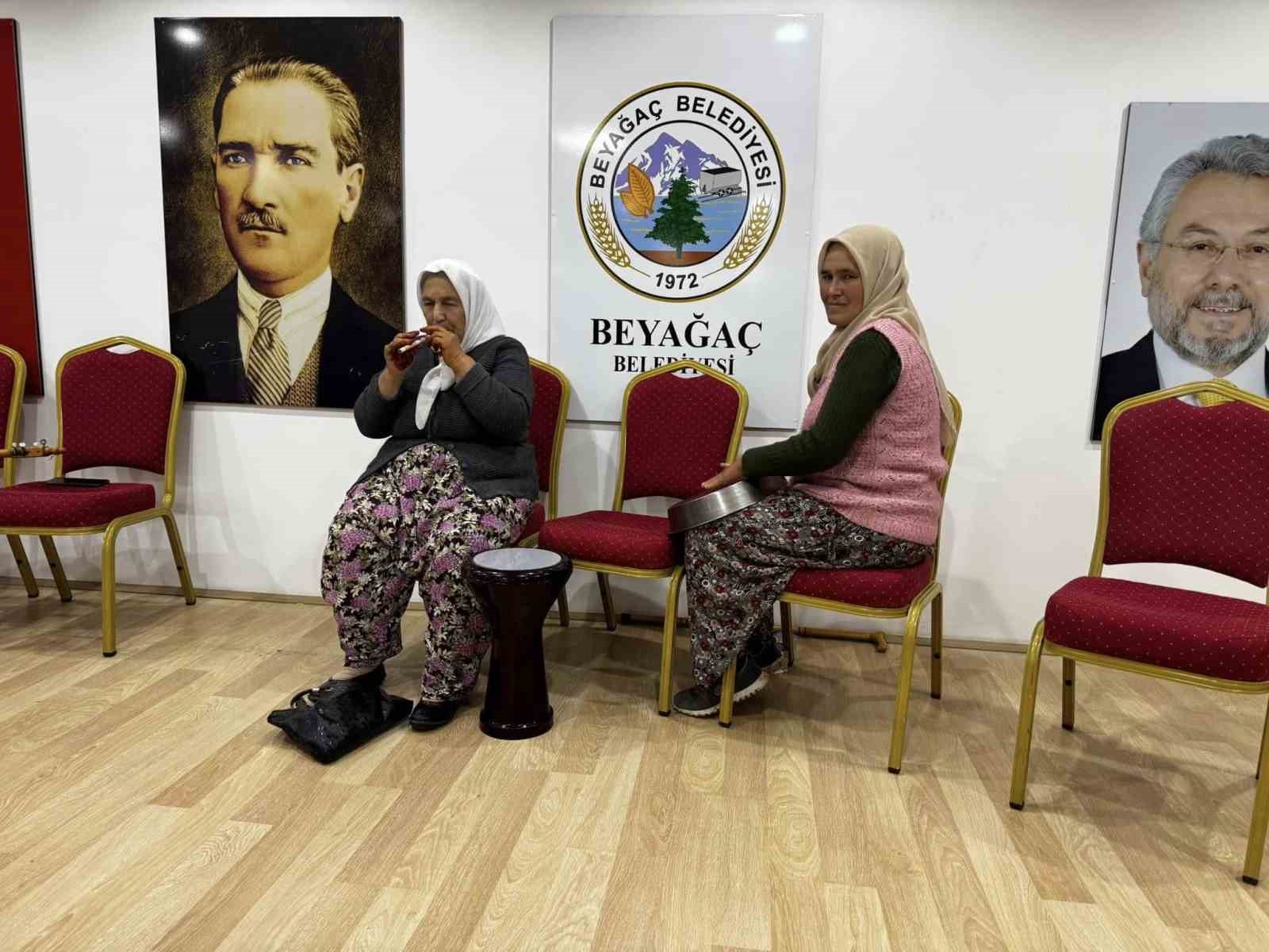 Başkan Pütün türkü ve şiir severleri Beyağaç’ta ağırladı