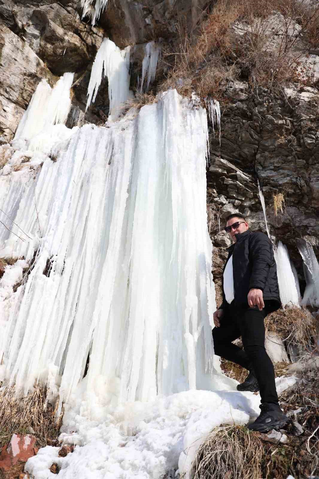 Ardahan’da hava buz kesti, şelale dondu