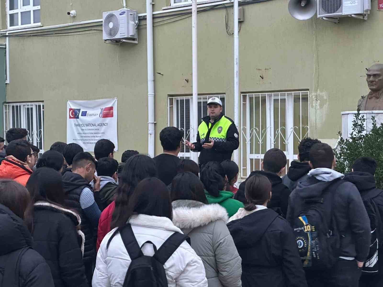 Karacasu’da öğrencilere trafik güvenliği eğitimi
