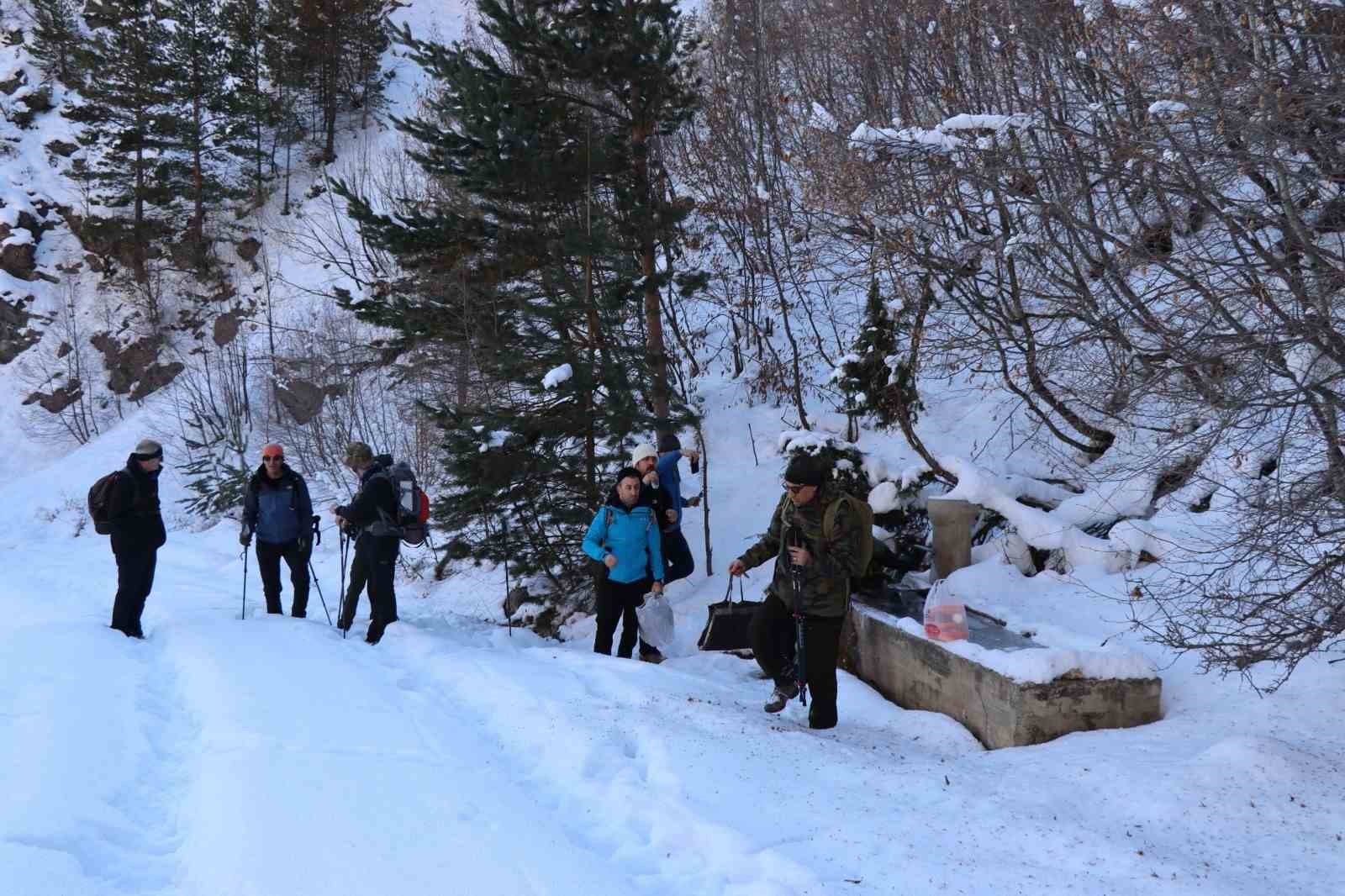 Doğaseverlerden karda zorlu y&uuml;r&uuml;y&uuml;ş
