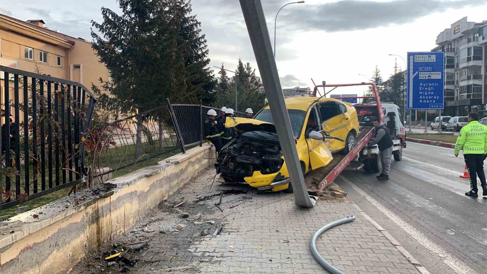 Karaman’da kontrolden çıkan ticari taksi çarptığı duvarda asılı kaldı: 1 yaralı