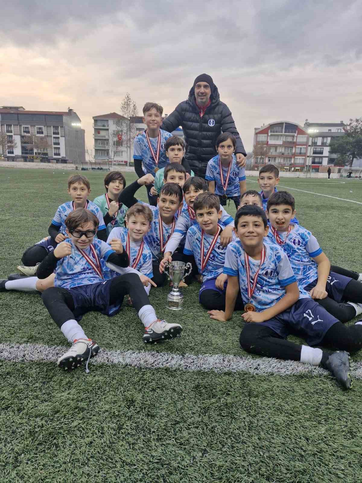 Bilecik’te düzenlenen Lefke Cup U-11 Turnuvası sonrası 12 futbolcu Fenerbahçe antrenmanlarına davet edildi