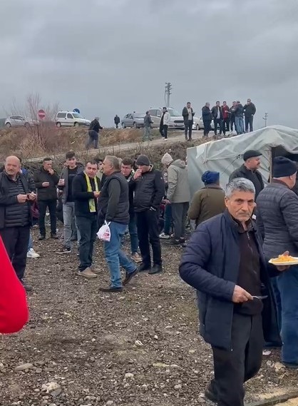 Kütahya’da Ferdi Tayfur anısına pilav ve ayran ikram edildi