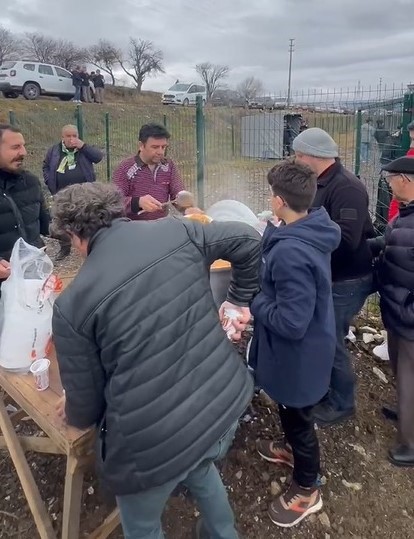 Kütahya’da Ferdi Tayfur anısına pilav ve ayran ikram edildi
