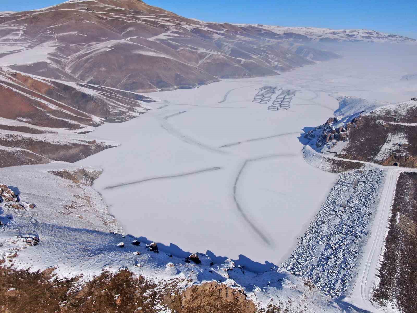 Sibirya soğukları Sarımehmet Barajı’nı dondurdu