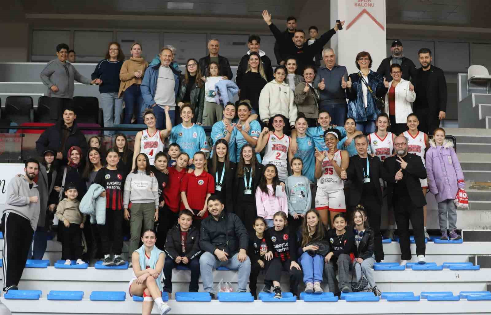 Manisa’nın tek kadın basketbol takımı, evinde yenilmiyor