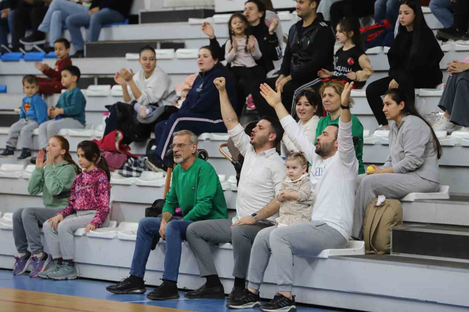 Manisa’nın tek kadın basketbol takımı, evinde yenilmiyor
