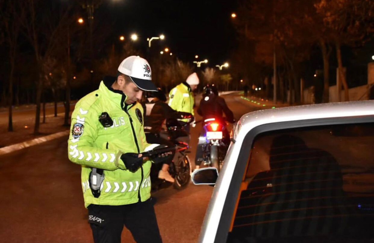 Isparta’da trafik ve asayiş denetimi: 8 araç trafikten men edildi
