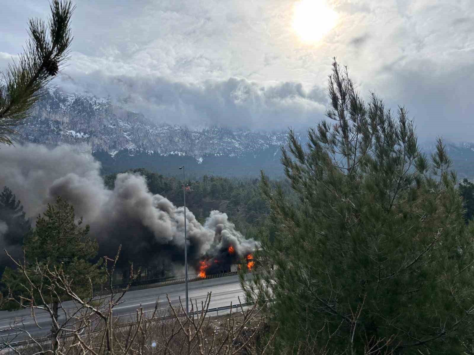 Yolcu otobüsü alev alev yandı
