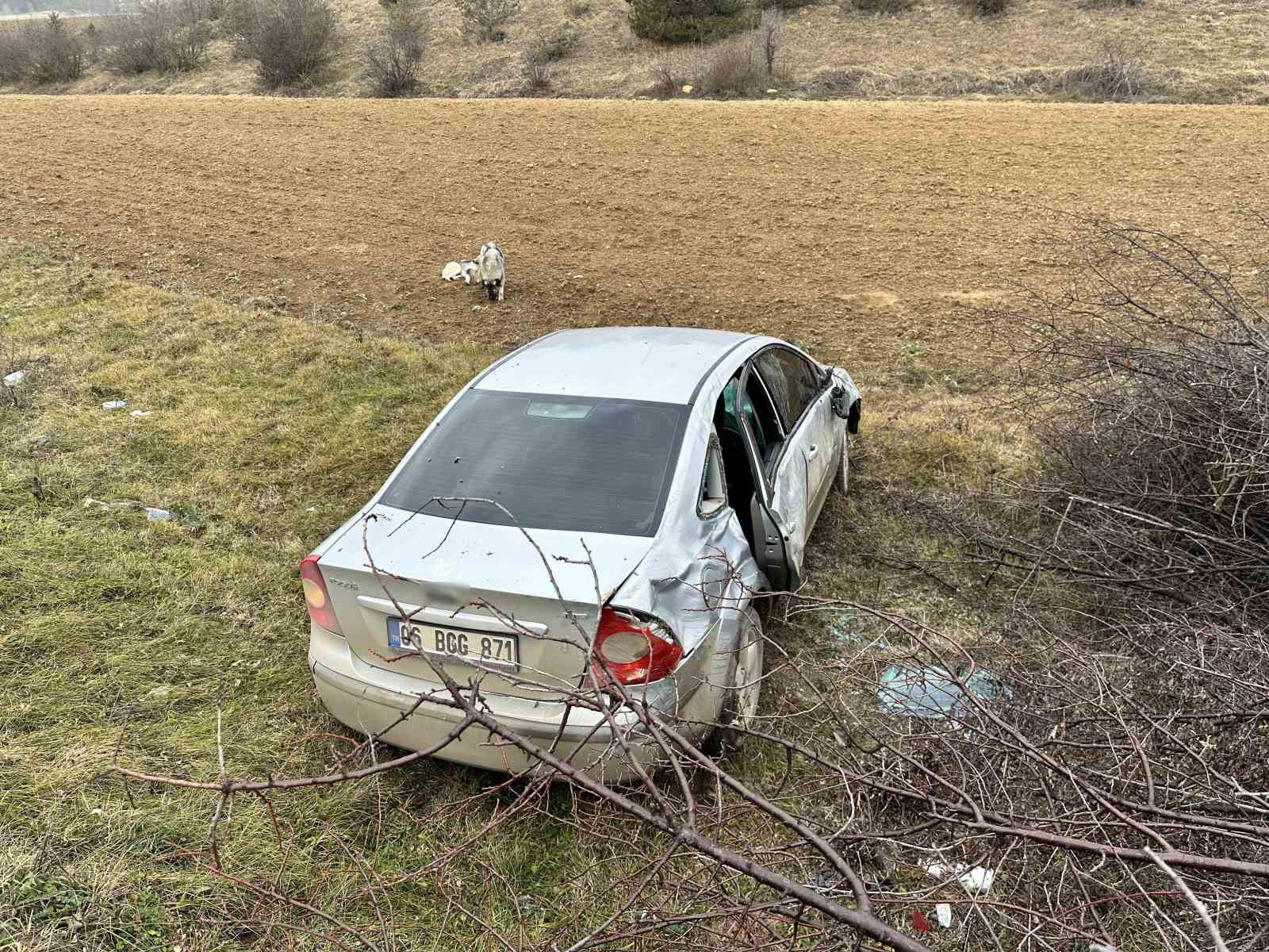 Virajı alamayan otomobil tarlaya uçtu: 3 yaralı
