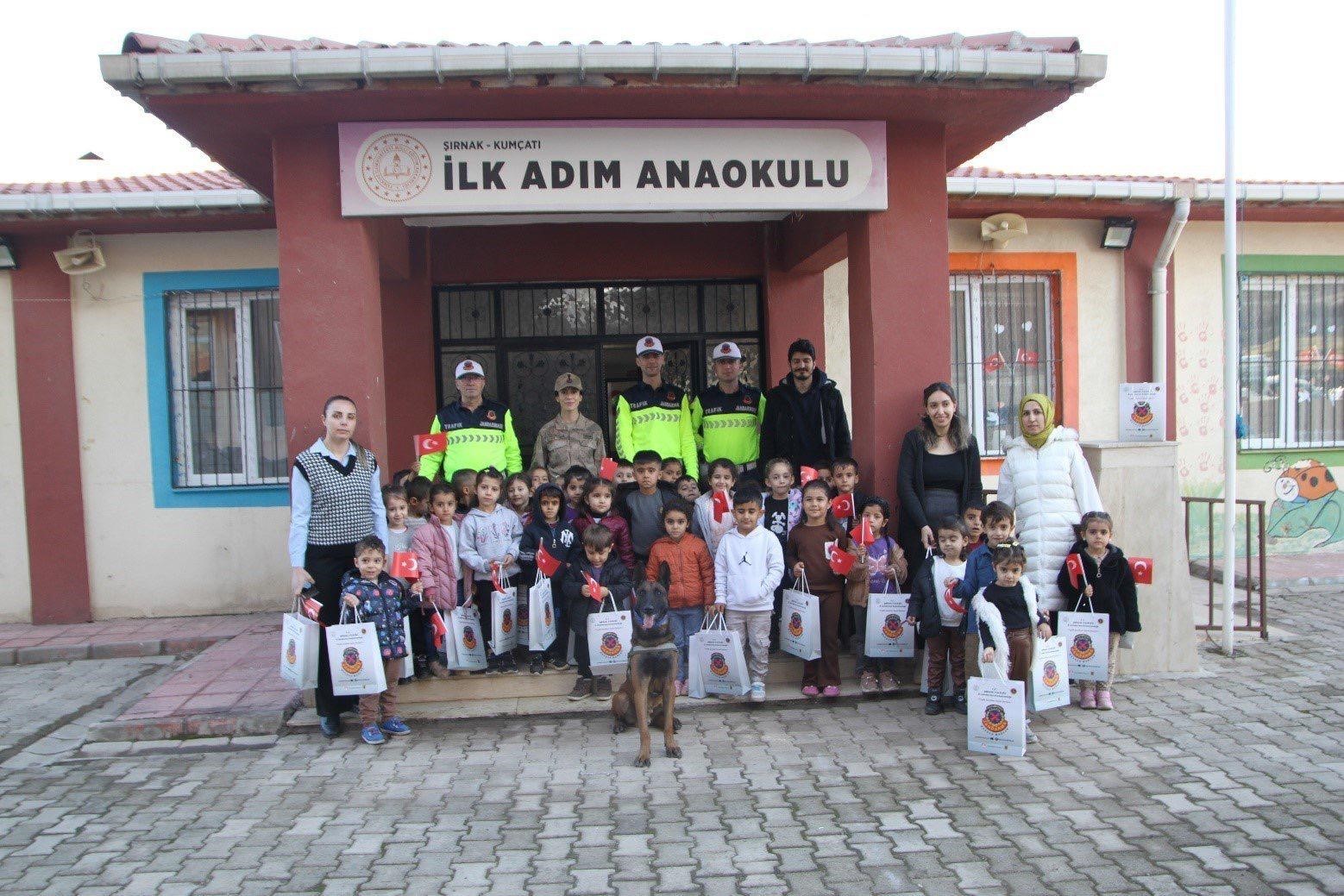 Jandarma ekipleri ’Trafik dedektifleri’ projesinde öğrencilerle bir araya geldi
