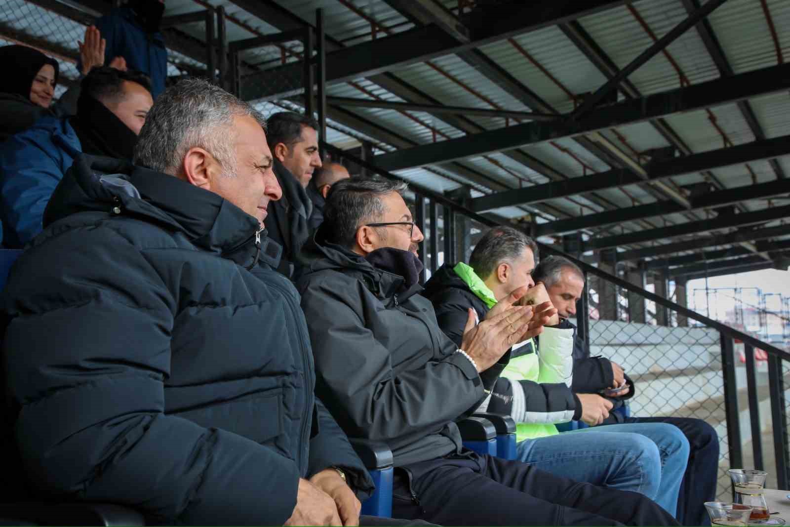 Vali Çelik tribünlerde Yüsekovaspor’u destekledi