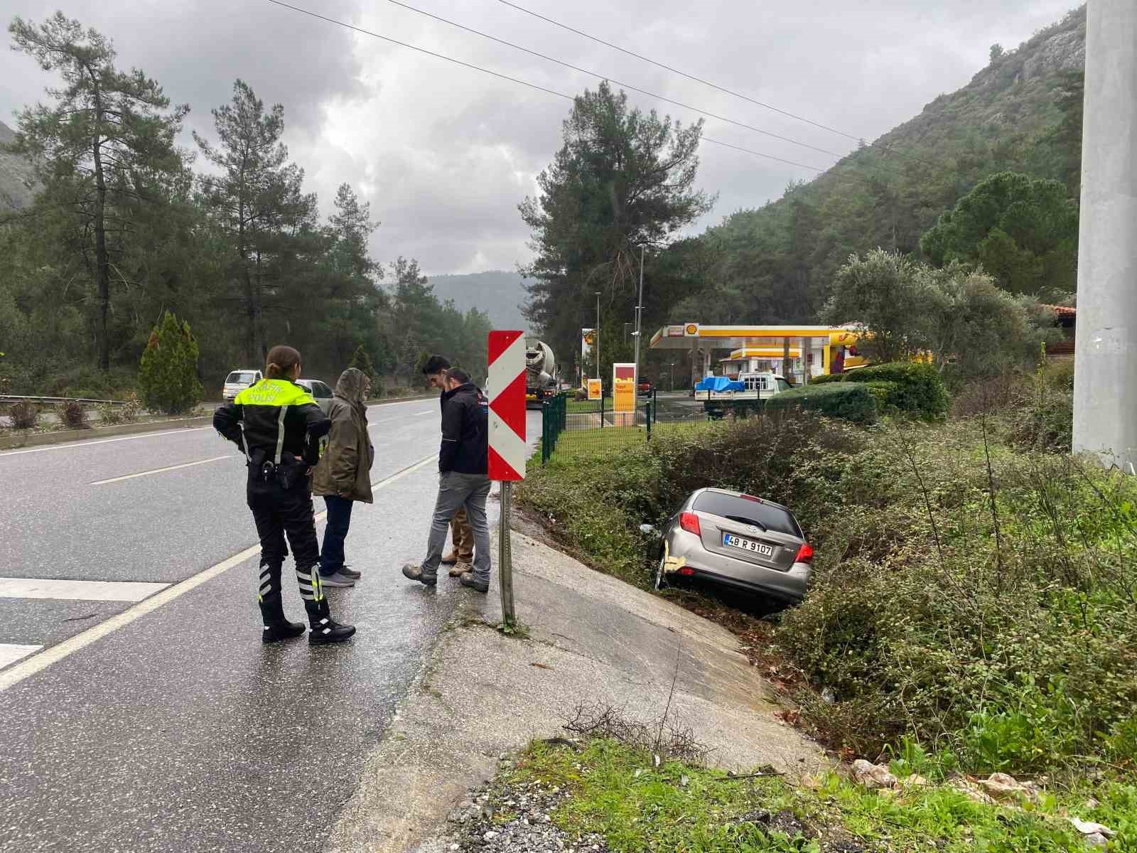 Otomobil kanala uçtu: 1 yaralı