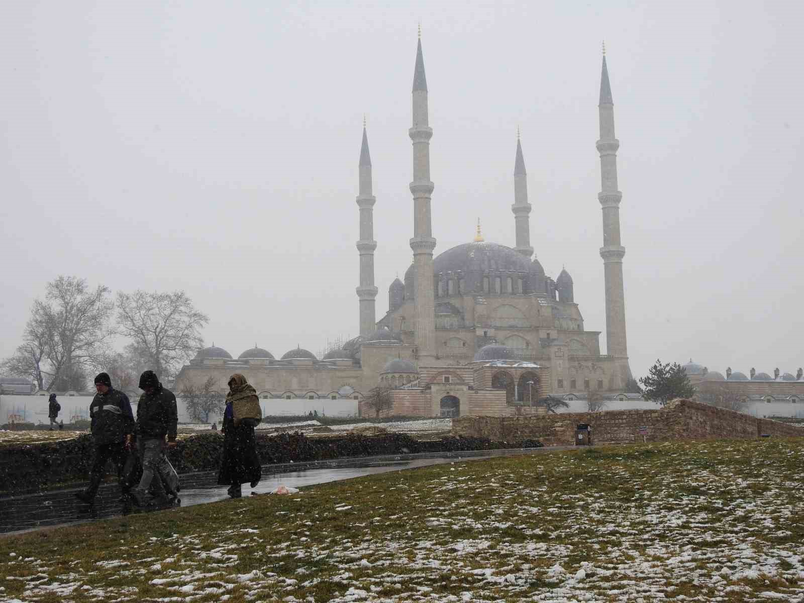 Edirne’de kar yağışı etkisini sürdürüyor
