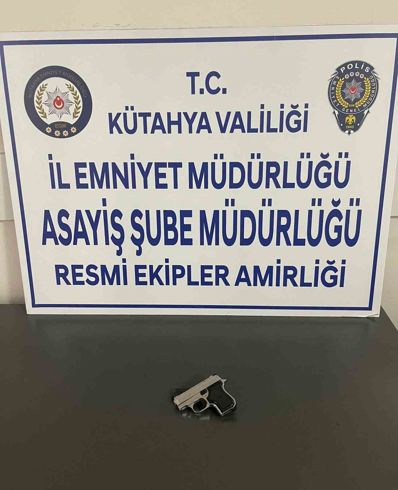 Kütahya’da cezaevi firarisi yakalandı, üzerinde ruhsatsız tabanca ele geçirildi