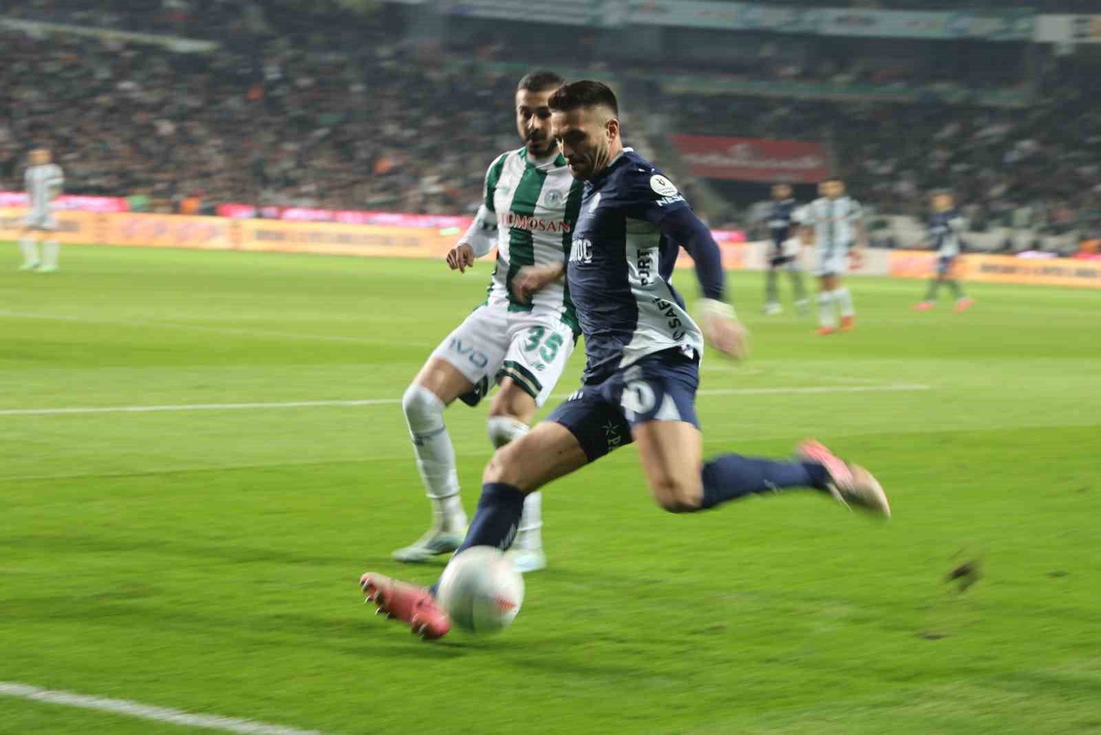 Trendyol Süper Lig: Konyaspor: 2 - Fenerbahçe: 2 (İlk yarı)