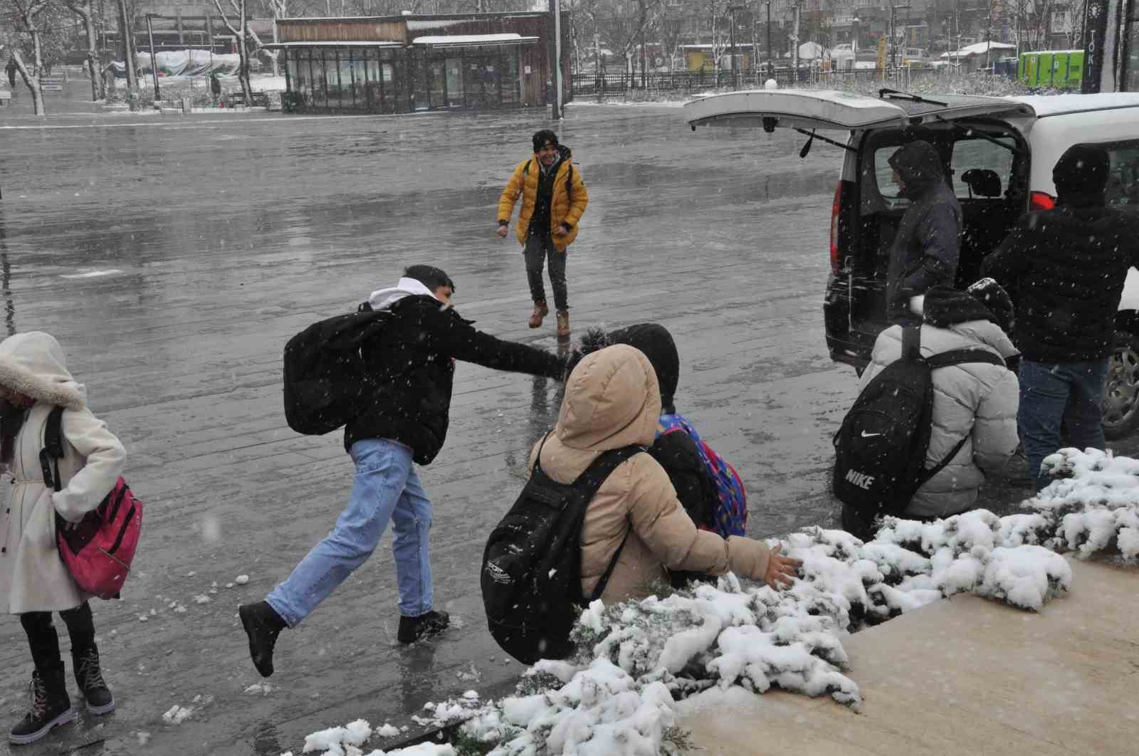 &Ccedil;ocuklar, şehri beyaz b&uuml;r&uuml;yen kar yağışının tadını &ccedil;ıkardı
