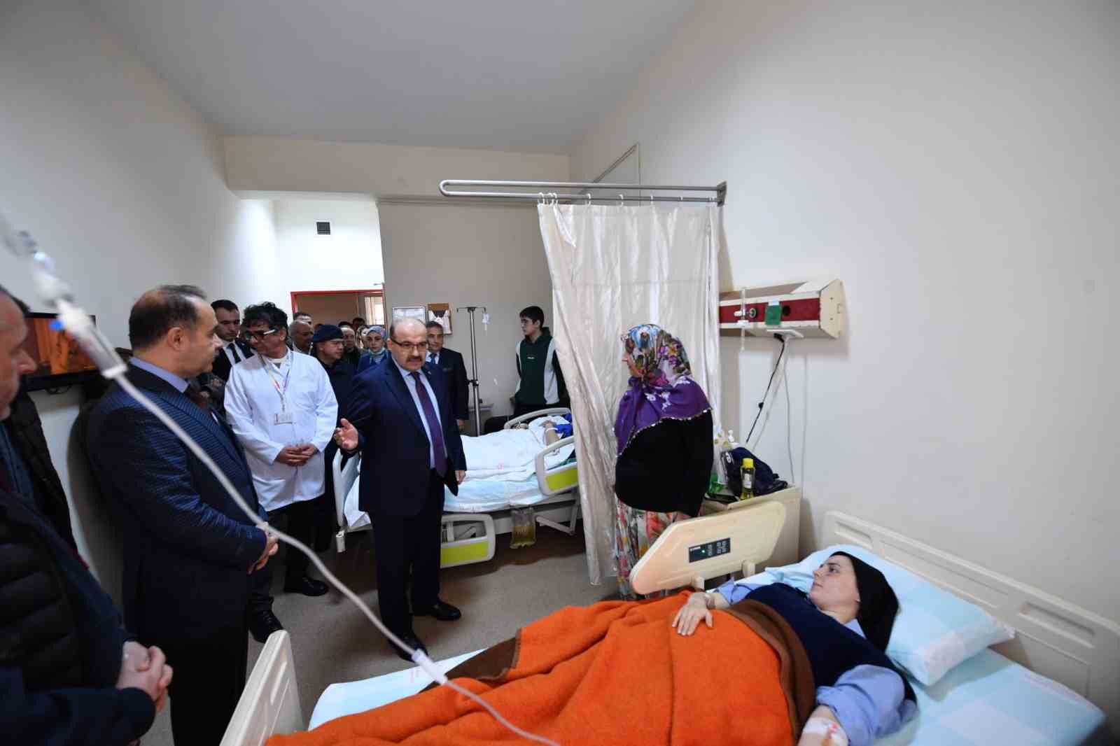 G&ouml;nen&rsquo;deki servis kazası sonrası Vali Ustaoğlu&rsquo;ndan hastane ziyareti
