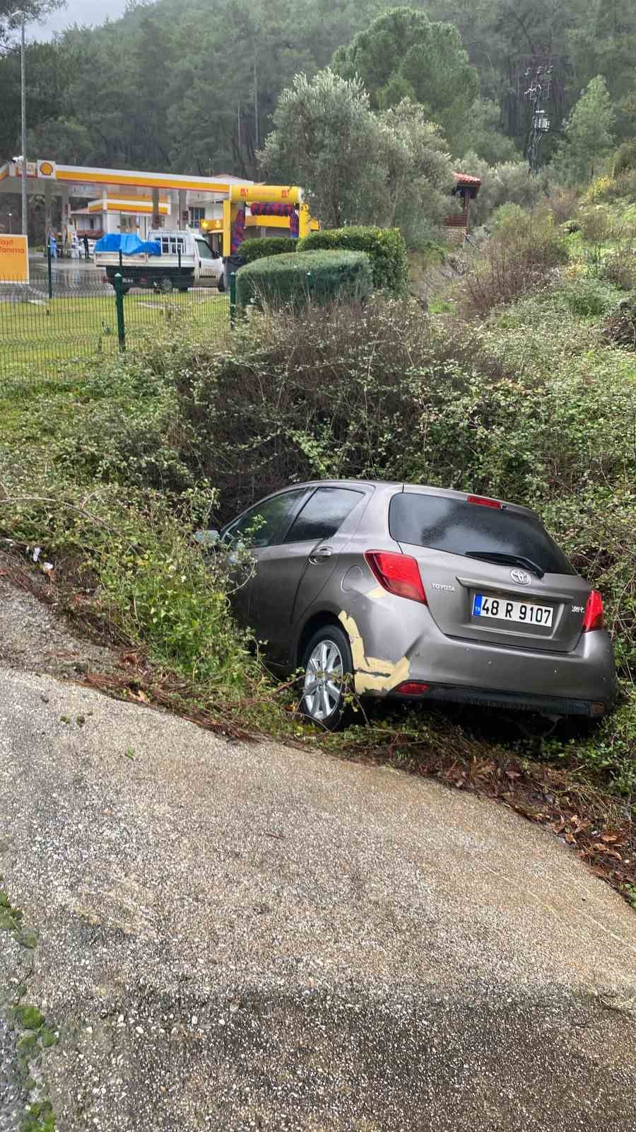 Otomobil kanala uçtu: 1 yaralı
