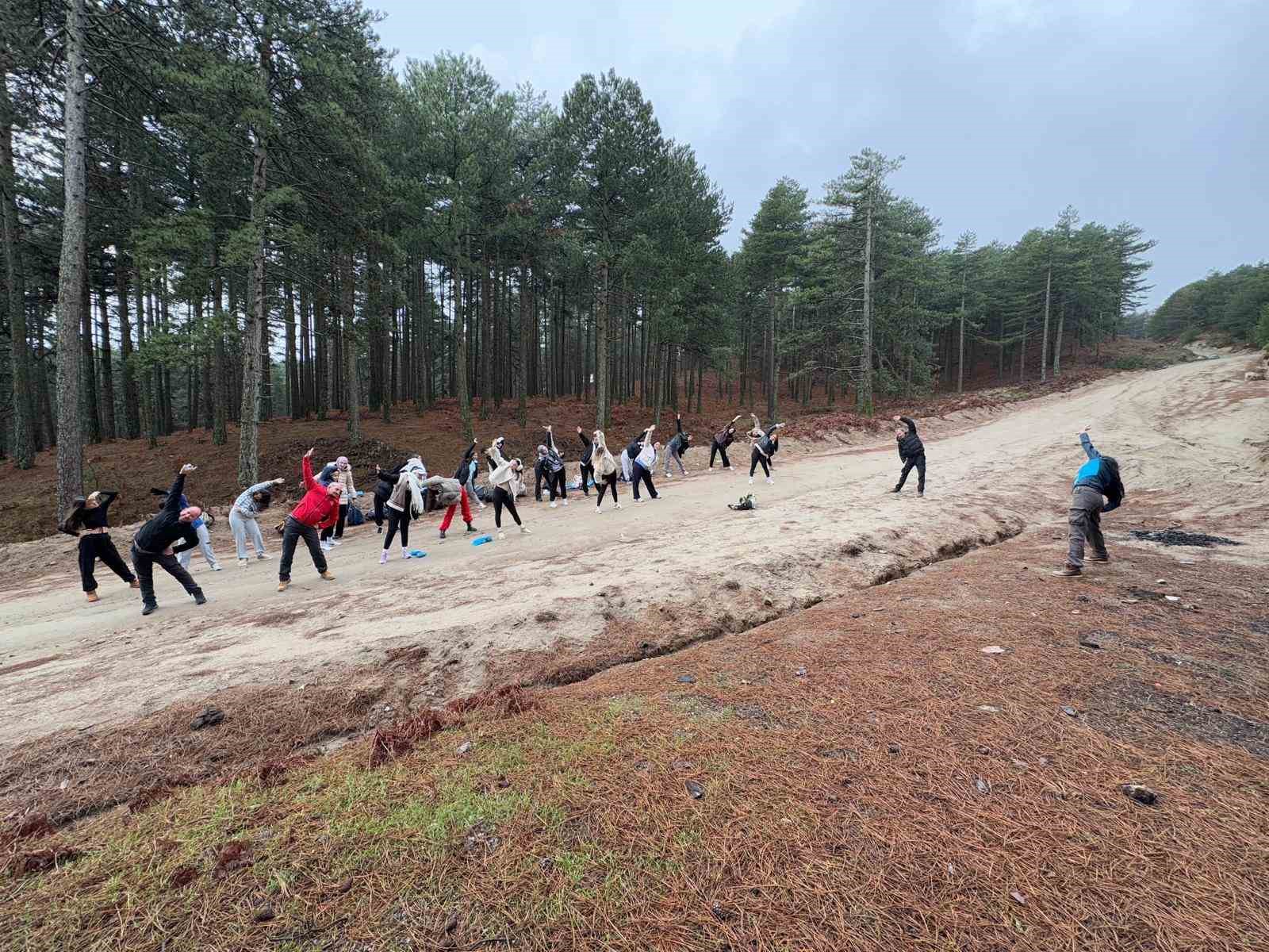 Burhaniyeli gen&ccedil;ler Kazdağları&rsquo;nda y&uuml;r&uuml;d&uuml;, yaban hayvanlarına yem bıraktı
