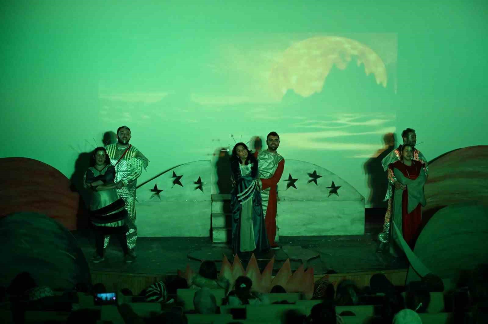 Merkezefendi Kent Tiyatrosu Konya&rsquo;da sahne aldı
