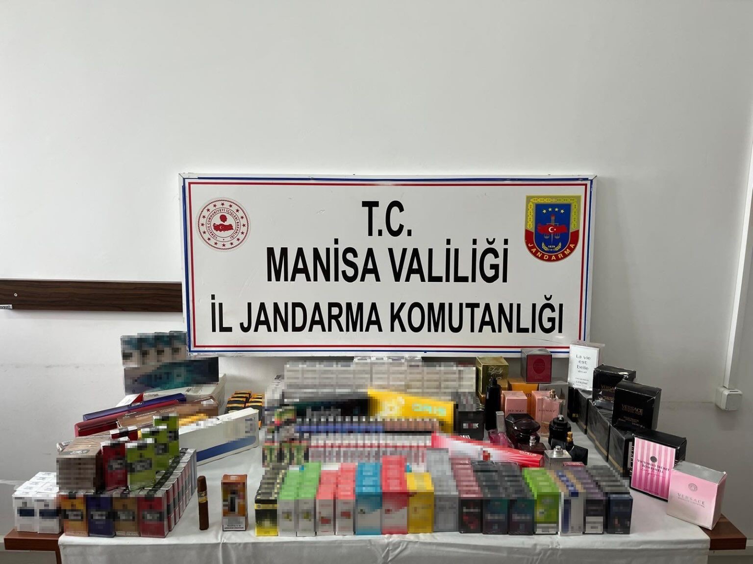 Jandarma g&uuml;mr&uuml;k ka&ccedil;ağı sigara ve parf&uuml;m ele ge&ccedil;irdi
