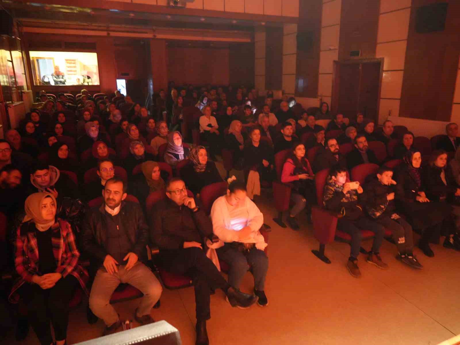 Kurtuluş M&uuml;cadelesi&rsquo;nin simgesi tarihi İstiklal Yolu, tiyatroya taşındı
