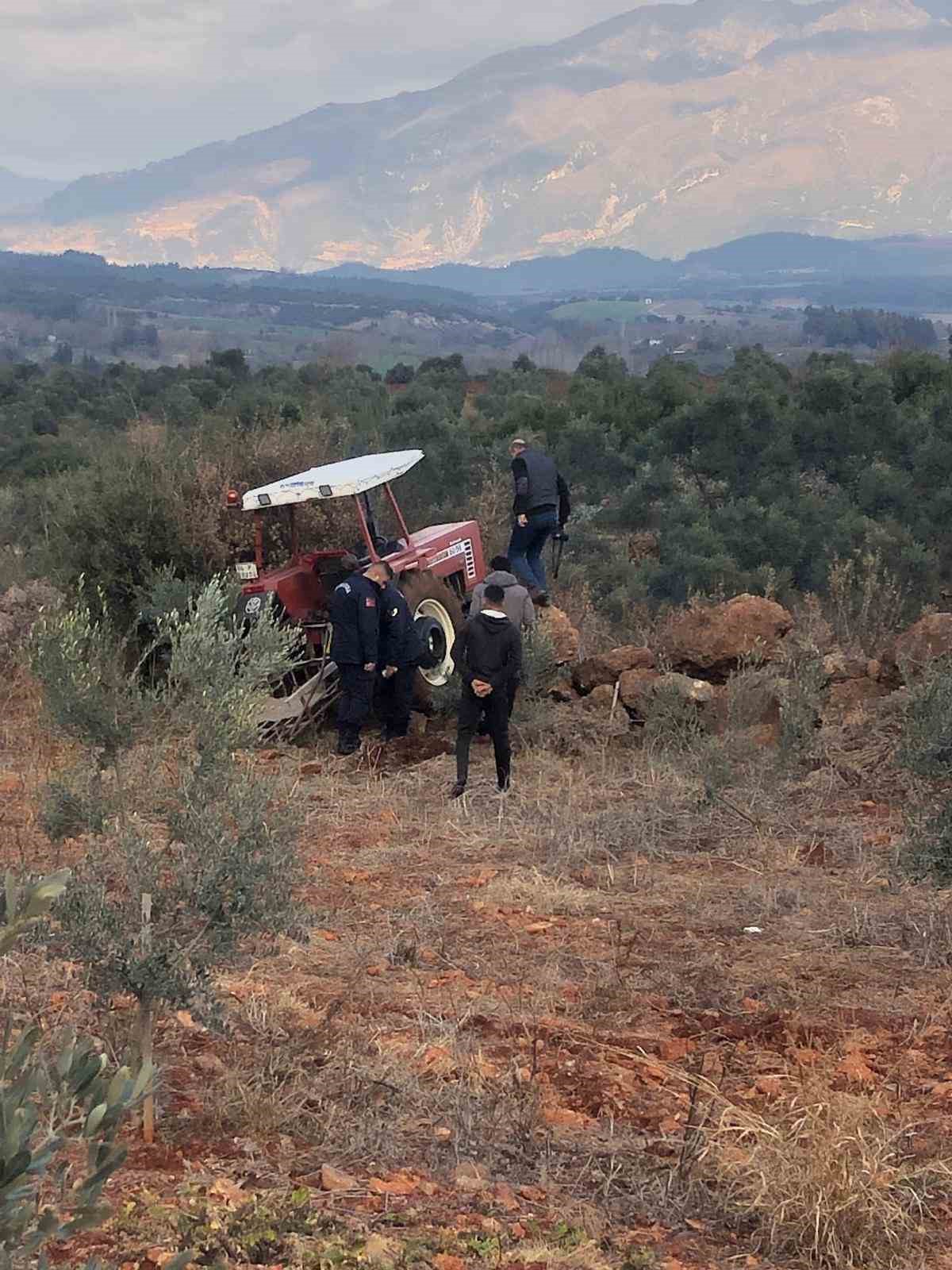 Tarlasında taş temizlerken traktörden düşen çiftçi, traktörün üzerinden geçmesi sonucu yaralandı
