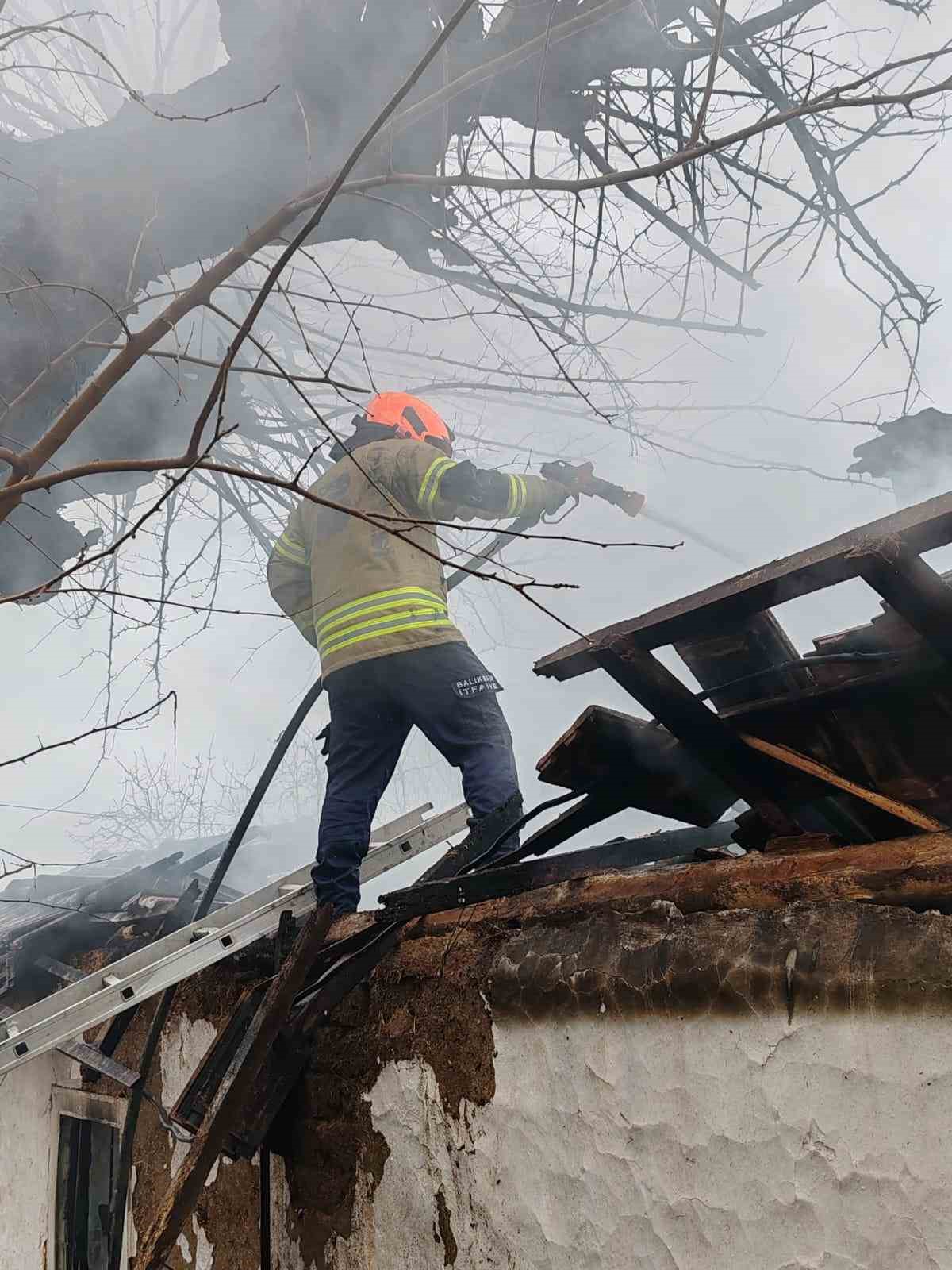 Manyas&rsquo;ta yangında bir ev tamamen yandı
