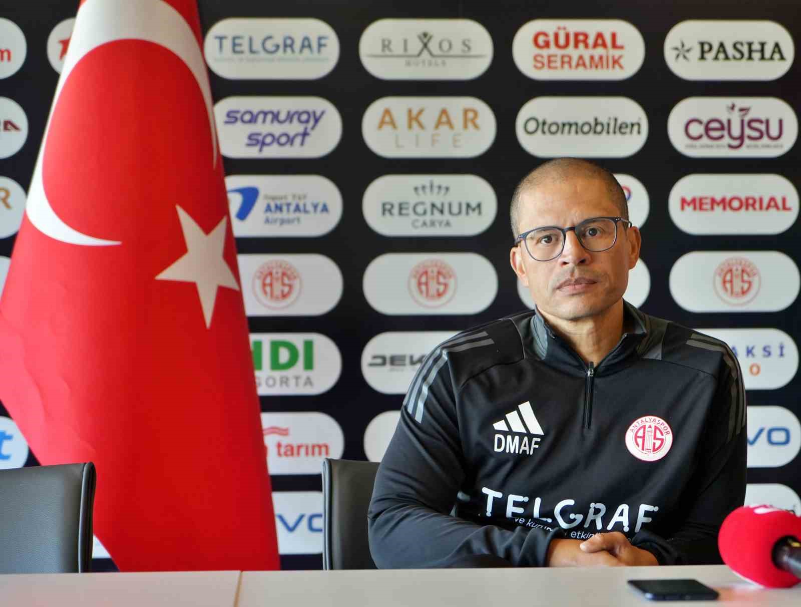 Antalyaspor, Alex de Souza ile yollarını ayırdı