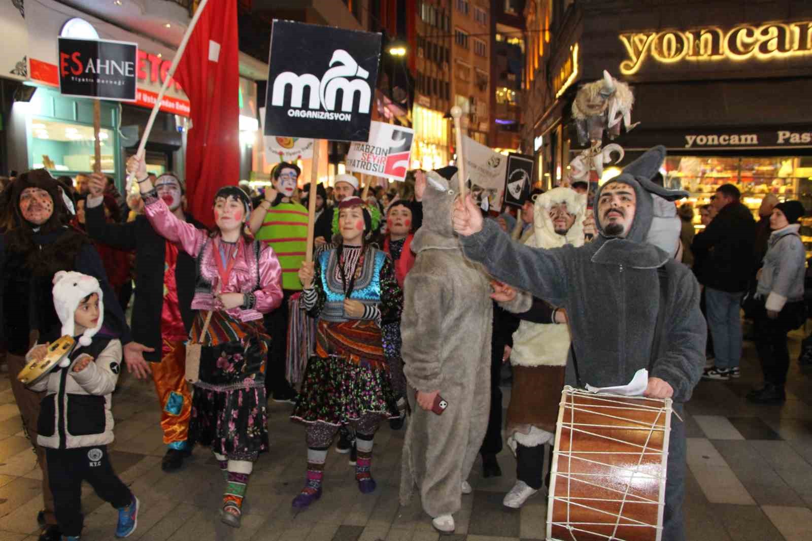 Kostümleri giyindiler, Kalandar’ı kutladılar