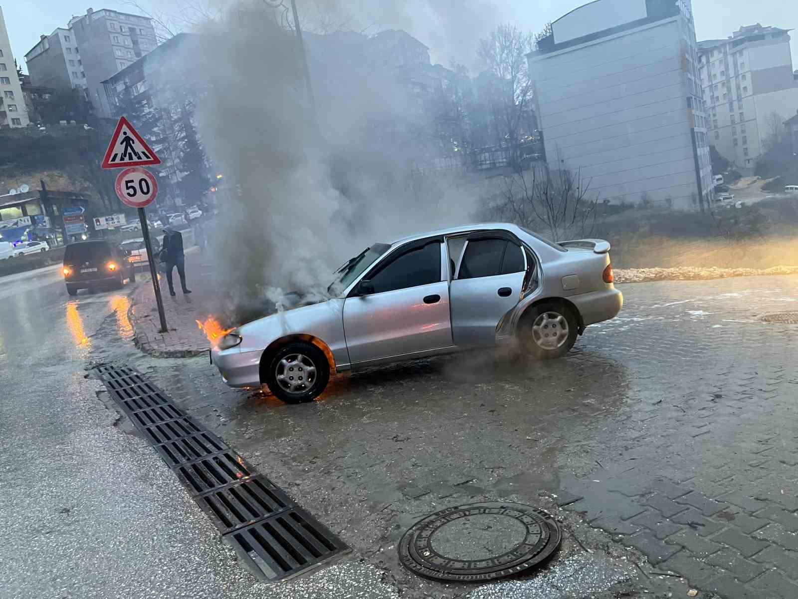 Bilecik’te seyir halindeki otomobil alev alev yandı