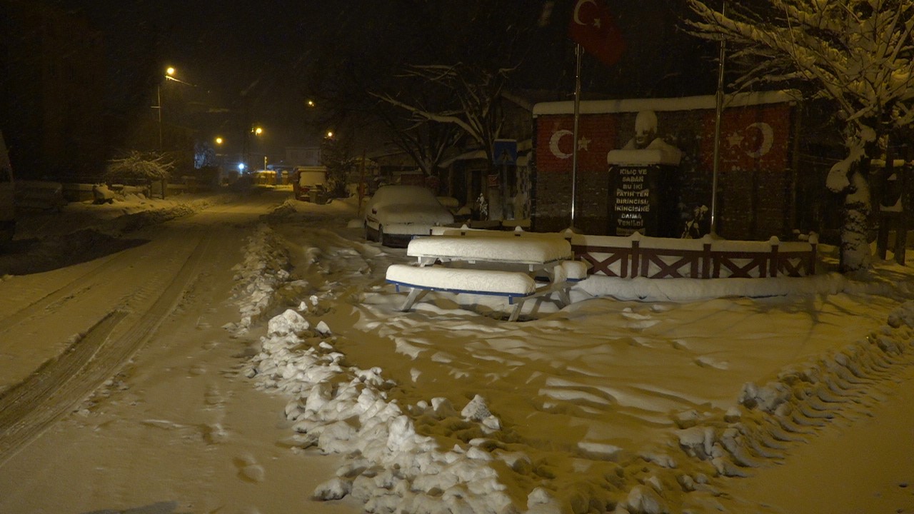 Kırklareli’nde kar yağışı etkisini artırdı, bazı araçlar yollarda mahsur kaldı
