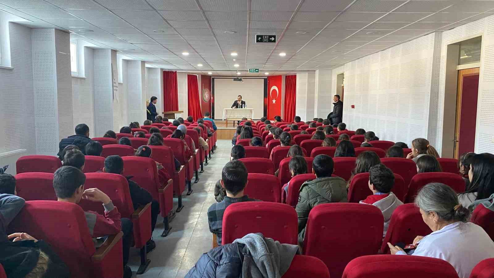 Arpa&ccedil;ay Kaymakamı Akk&ouml;z, Meslek tanıtım g&uuml;nlerinde &ouml;ğrencilerle buluştu
