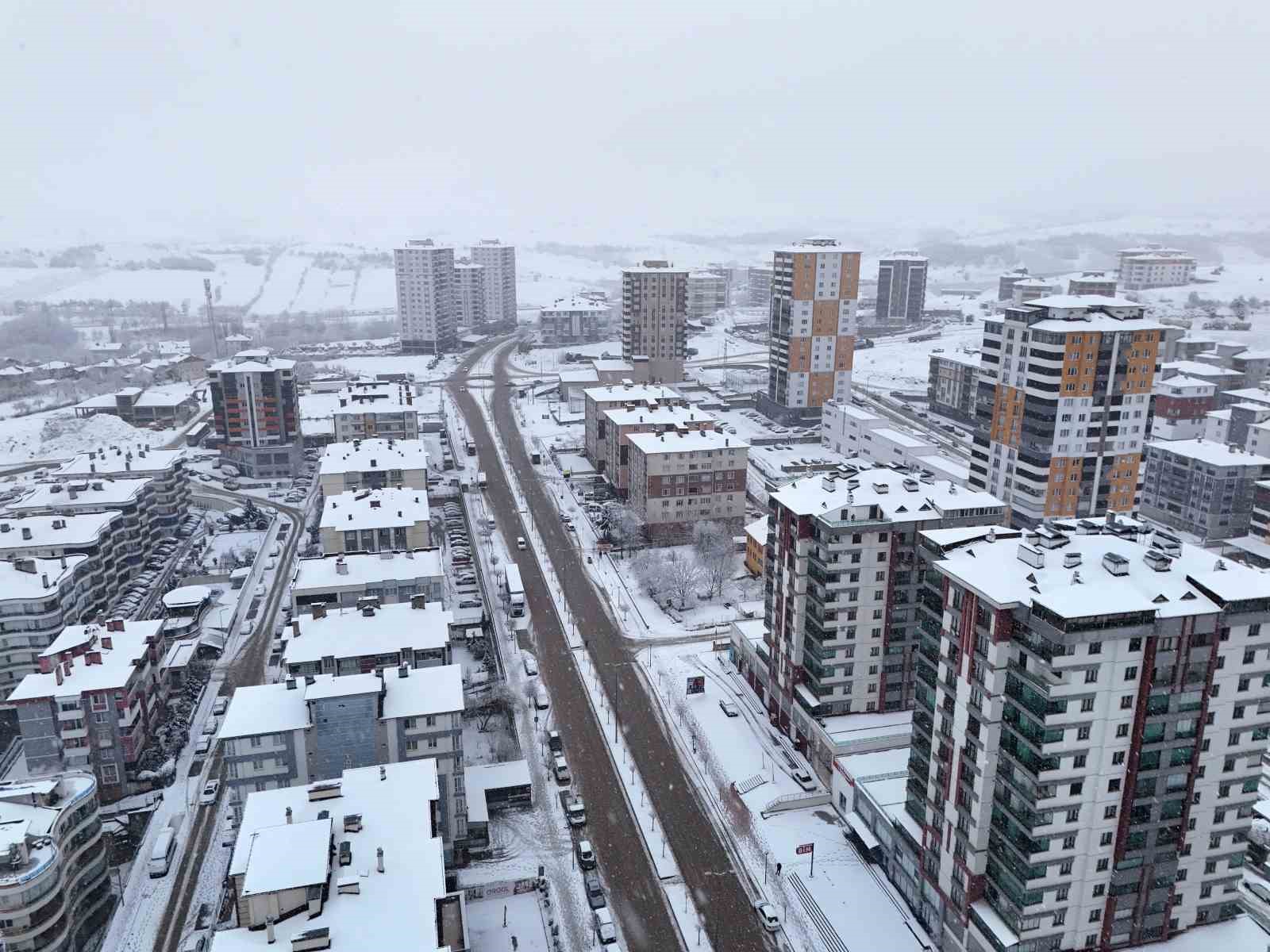 Kastamonu’da kar yağışı şehir merkezini beyaza bürüdü