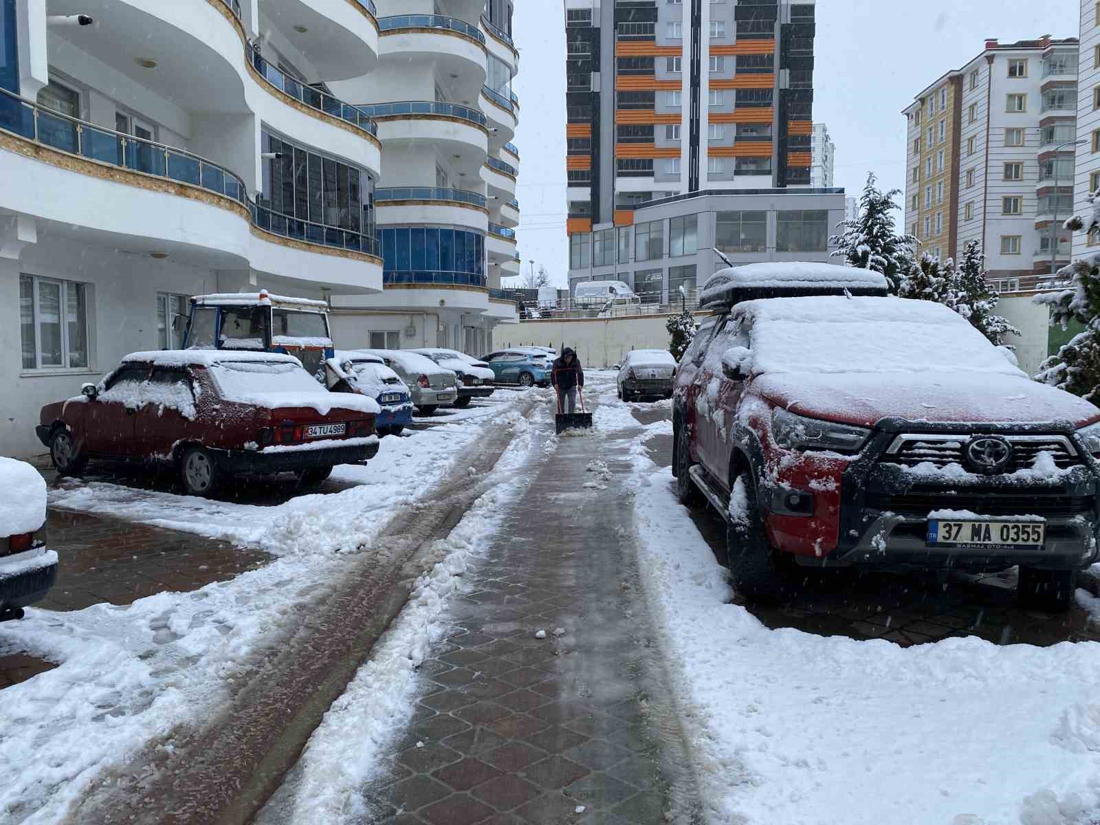 Kastamonu’da kar yağışı şehir merkezini beyaza bürüdü
