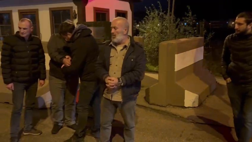 Amasya’da otomobilden 5 kaçak göçmen çıktı: 2 göçmen bagajda 800 kilometre seyahat etti