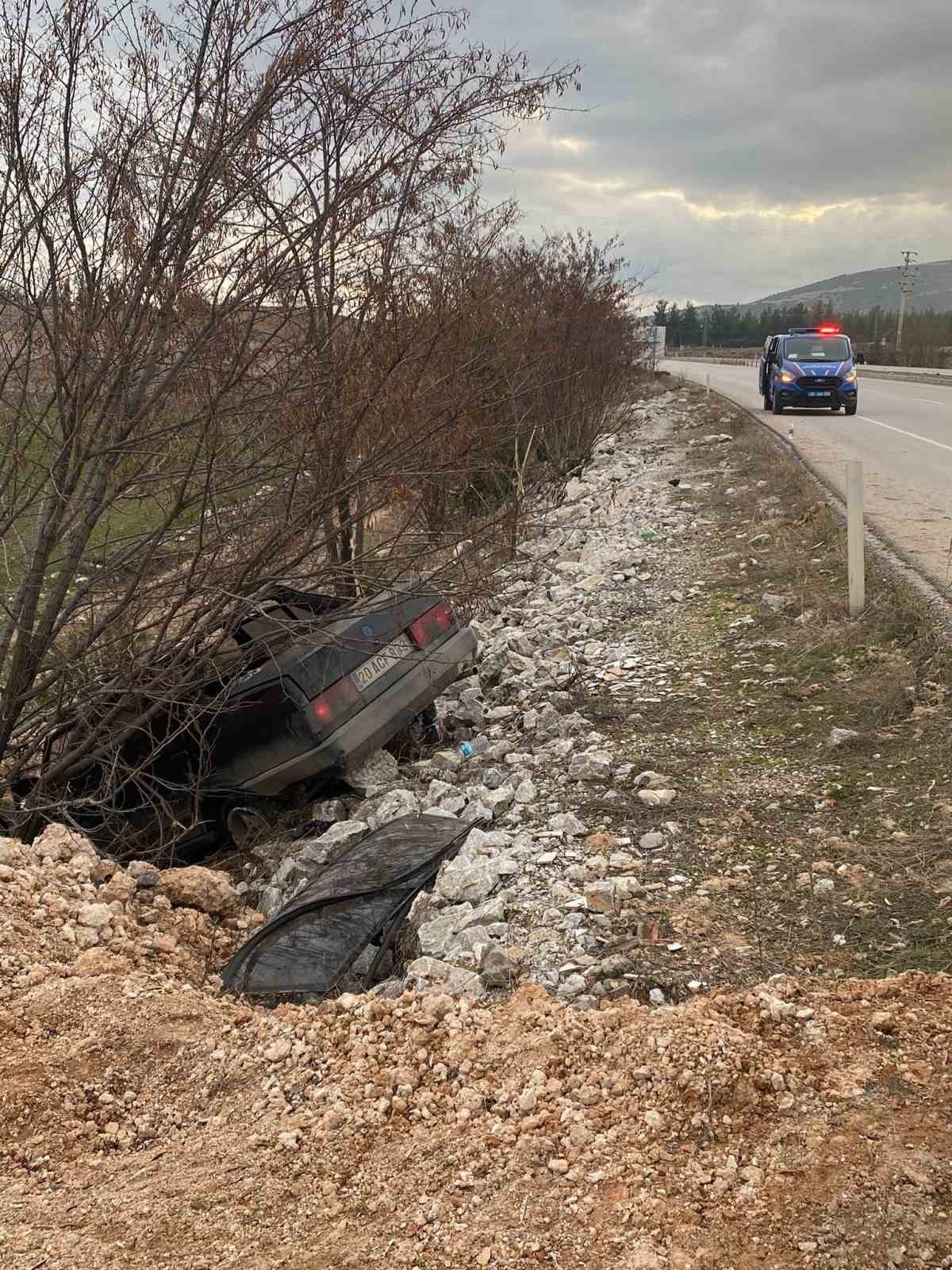Yoldan &ccedil;ıkan otomobil şarampole u&ccedil;tu

