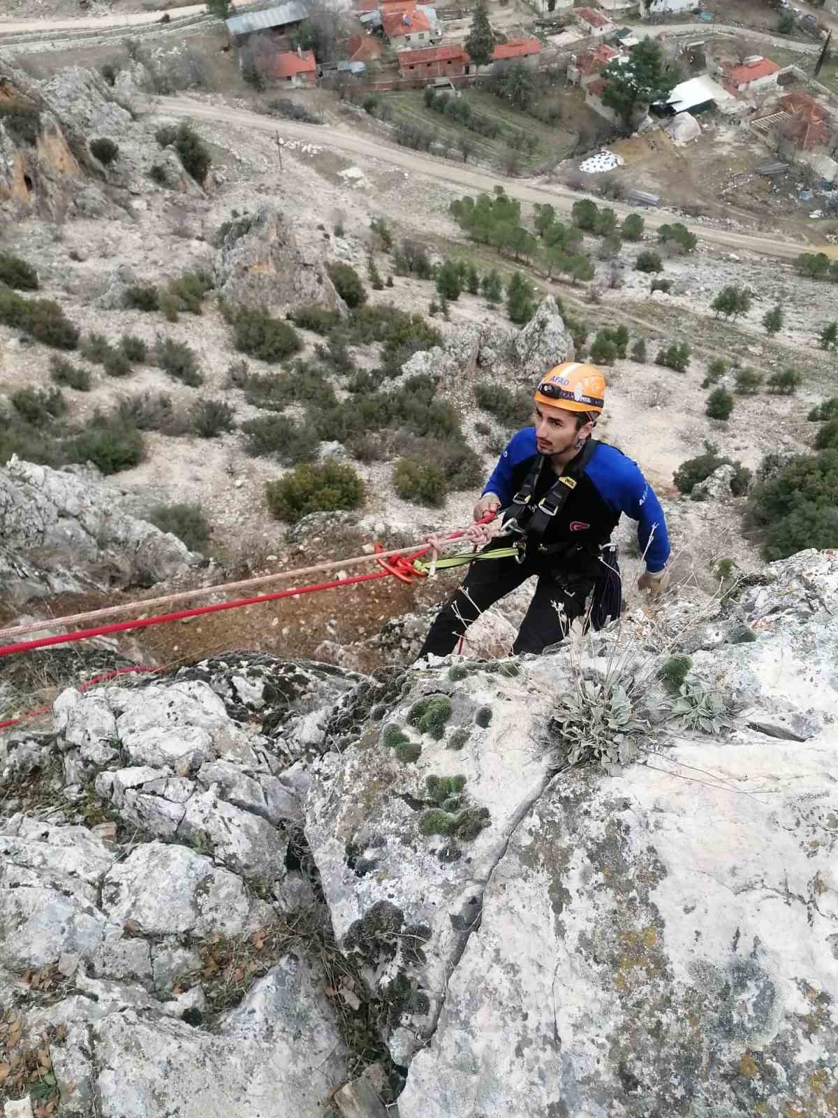 Burdur&rsquo;da dağlık alanda mahsur kalan ke&ccedil;iler kurtarıldı

