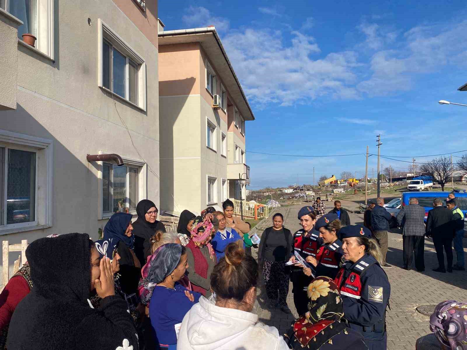 &Ccedil;anakkale&rsquo;de jandarma, erken yaşta evliliklerin &ouml;nlenmesi ve kadına y&ouml;nelik şiddetle m&uuml;cadele i&ccedil;in sahada
