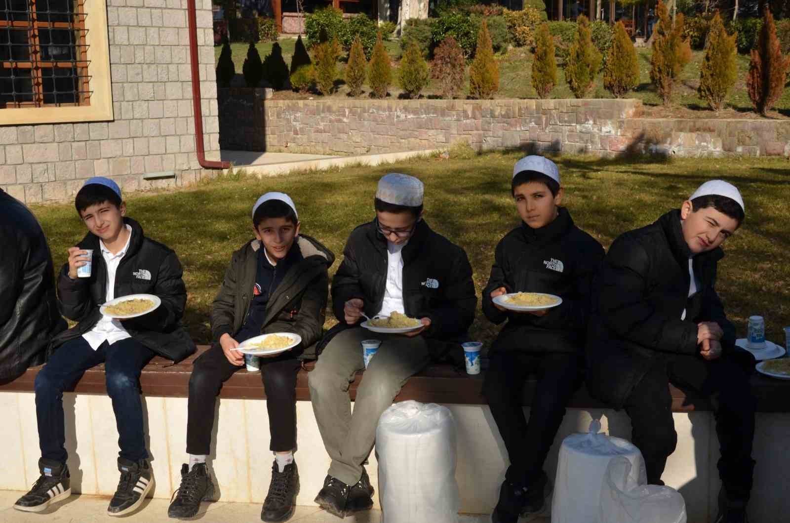 Ertuğrul Gazi K&uuml;lliyesinde vatandaşlara &lsquo;Şifalı Pilav&rsquo; dağıtıldı
