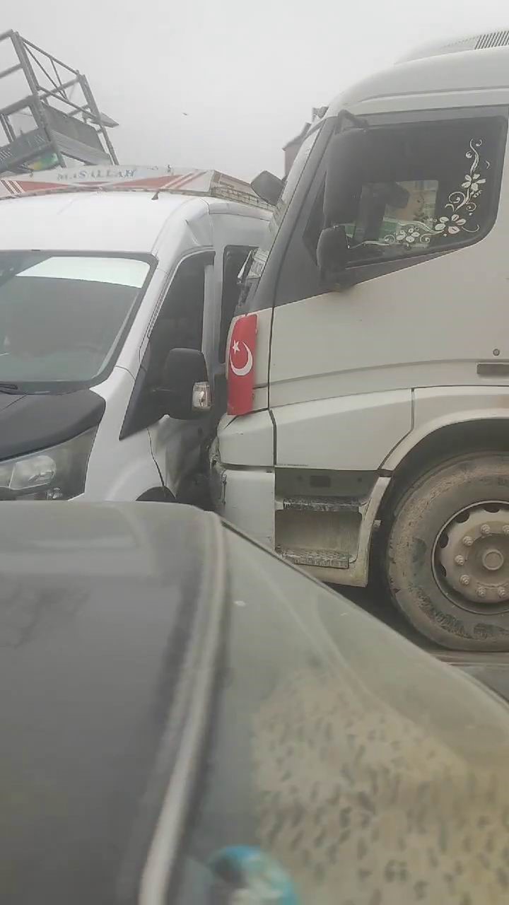 Elazığ’da faciadan dönüldü: Freni boşalan kamyon 3 aracı biçti