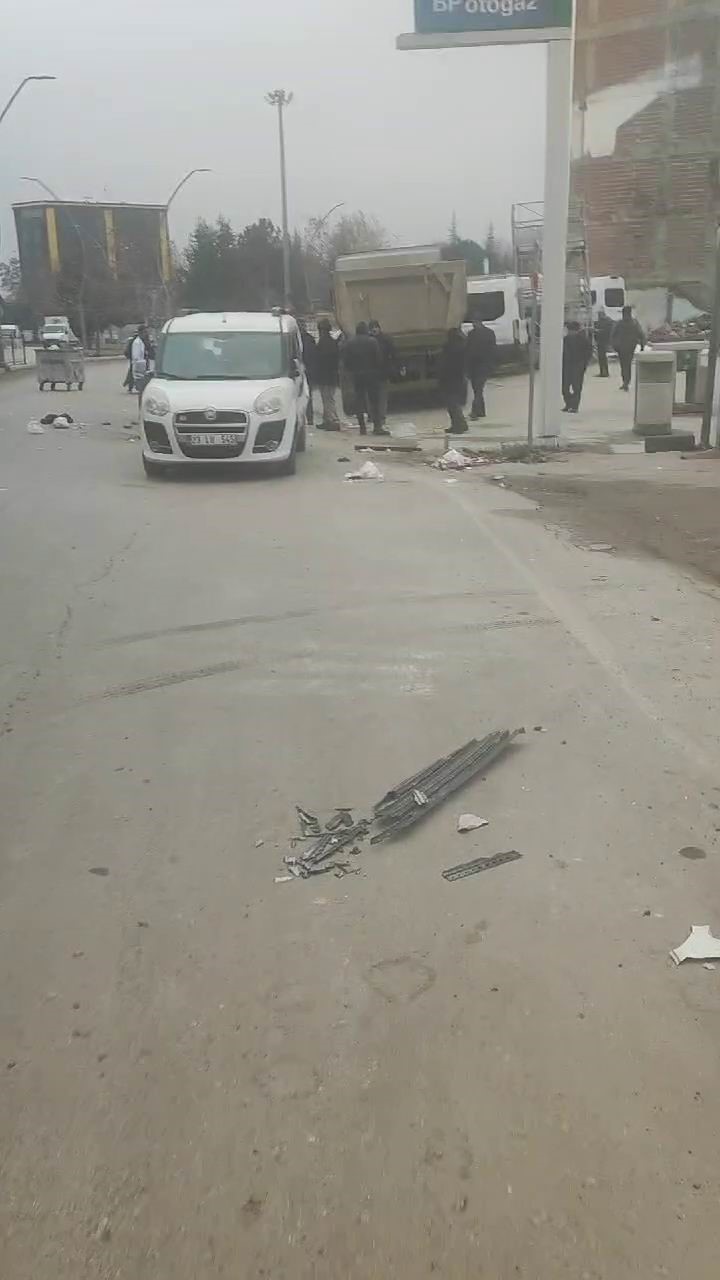 Elazığ’da faciadan dönüldü: Freni boşalan kamyon 3 aracı biçti
